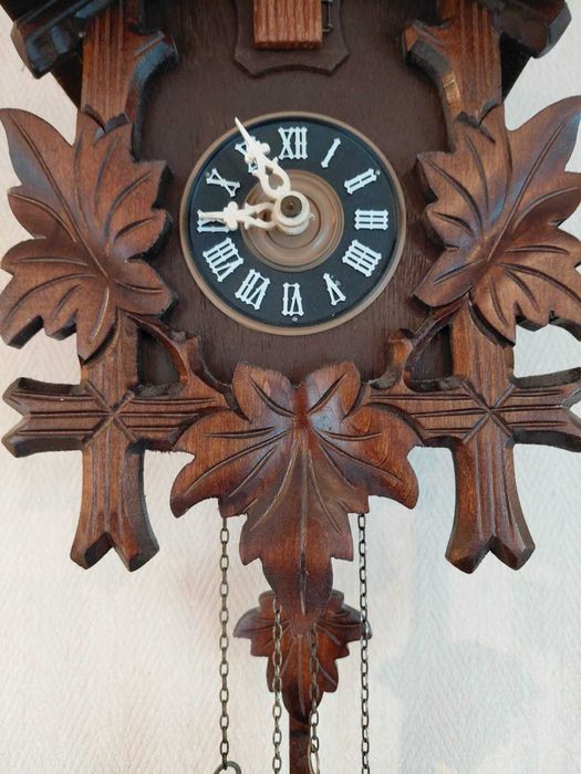 Ceas cu cuc din lemn de nuc