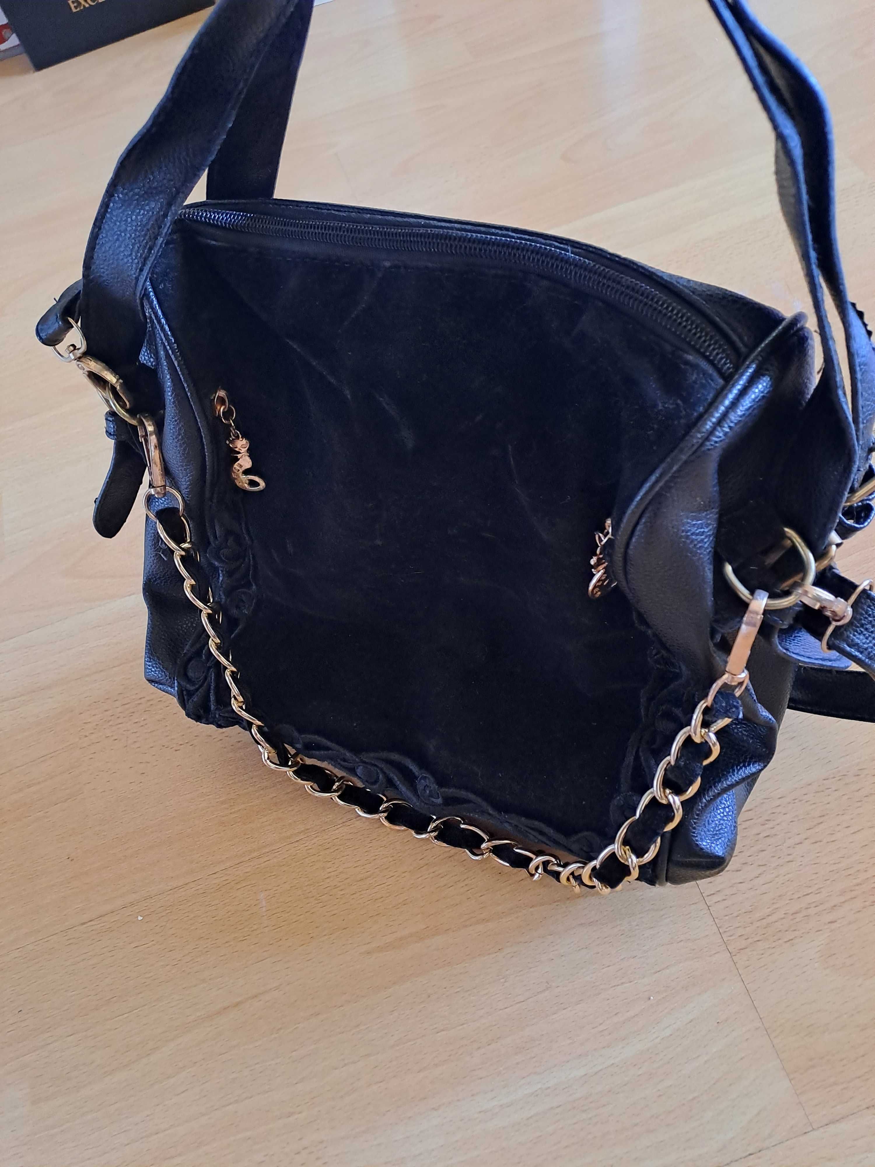 Намалена - Елегантна дамска чанта с черен велур и декорация в златисто