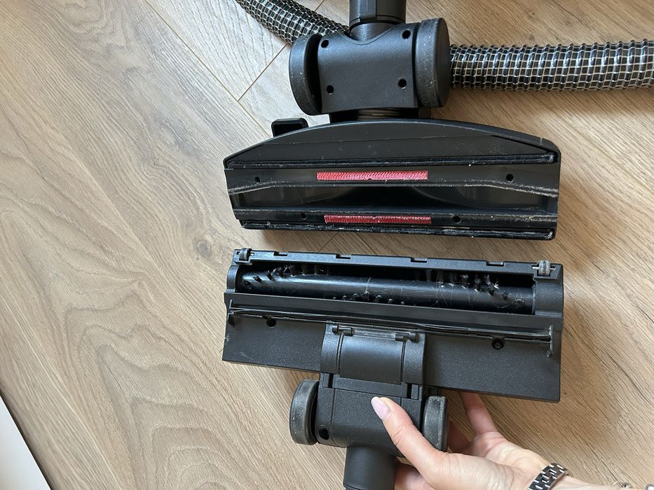 Aspirator cu filtrare in apa si absorbtie lichide