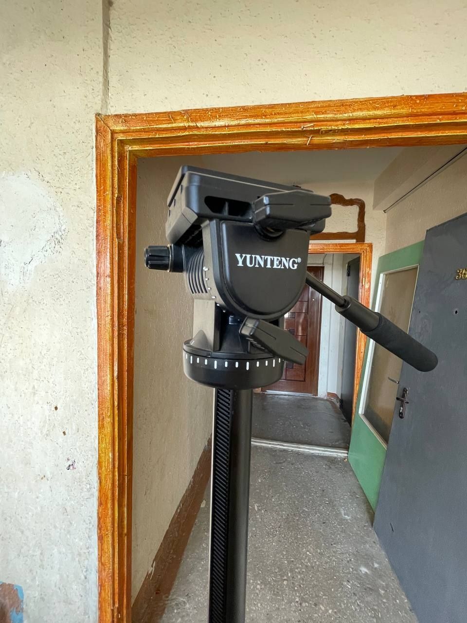 Yunteng 880. Продаётся штатив для камера.
