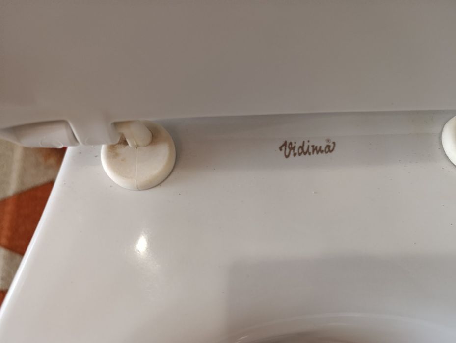 Продавам тоалетна моноблок