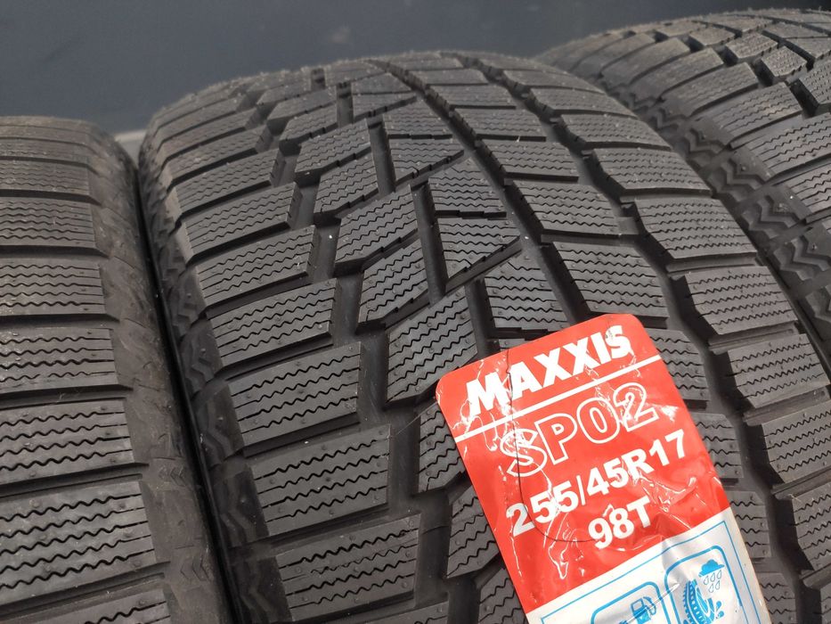2бр Нови Зимни Гуми 255 45 17 - Maxxis