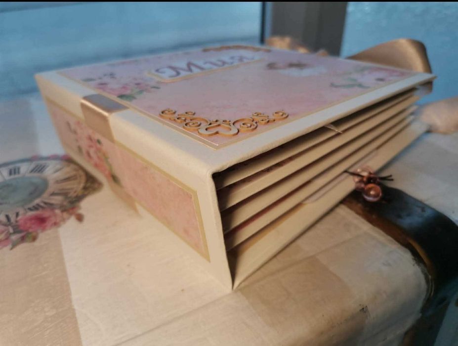 Албумче за новородено момиченце.