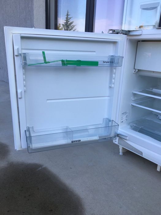 Малък хладилник за пълно вграждане с камера Gorenje 82 см