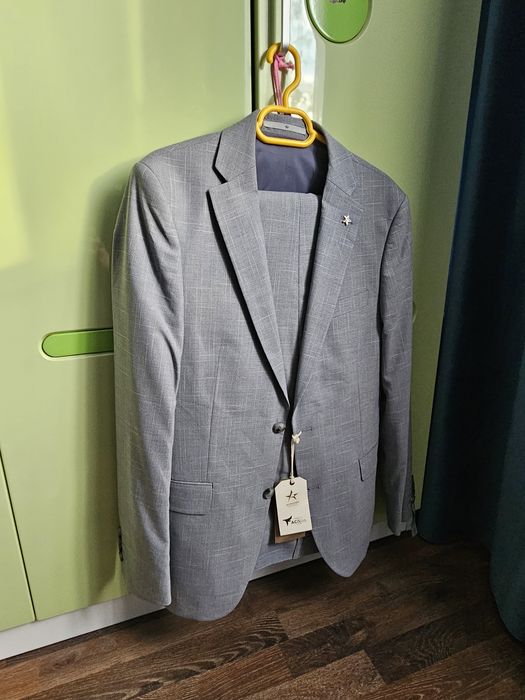 costum bărbătesc AC nepurtat