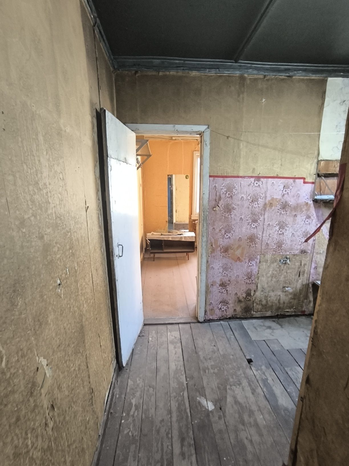 3 х. Комната квартиру пустая. В деревянном доме на втором этаже 50 м².