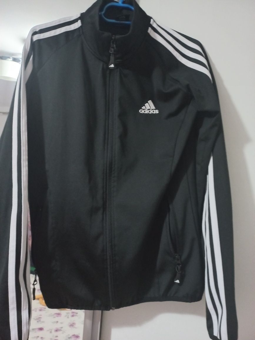 Vand bluza noua  de trening Adidas ( de dama)