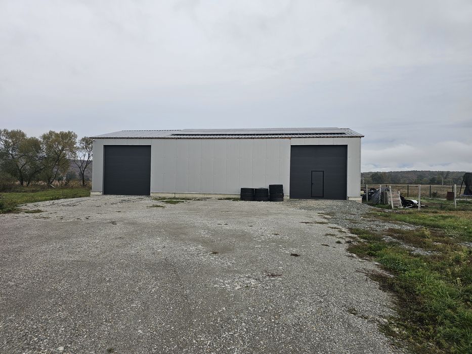 Hală de vânzare,zona foarte bună la drumul județean.