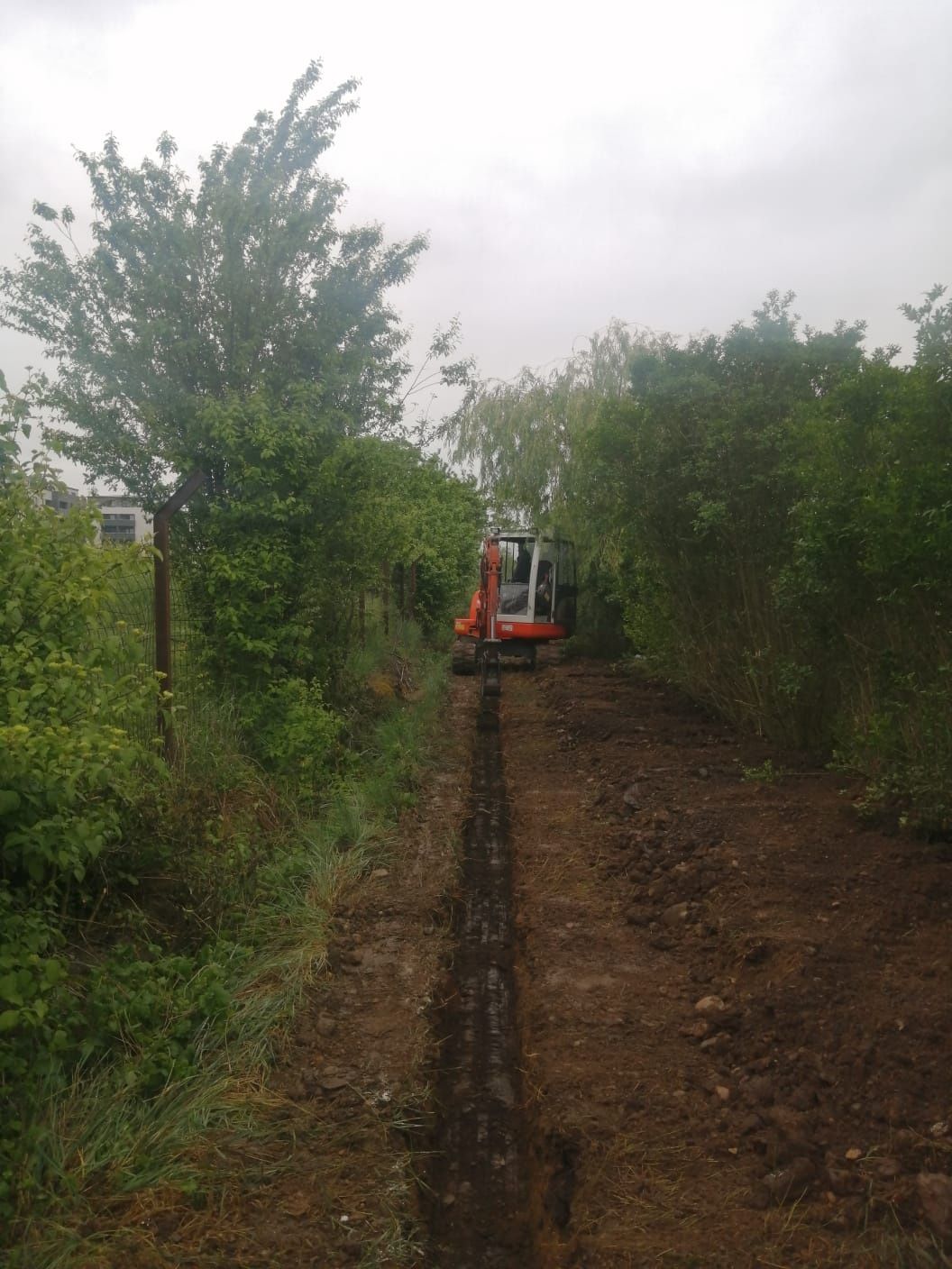 Închiriez prestez servicii mini-excavator