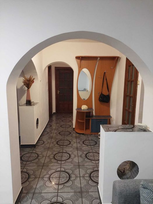 Persoana fizica inchiriez pe termen lung  apart. 3 camere Lapus