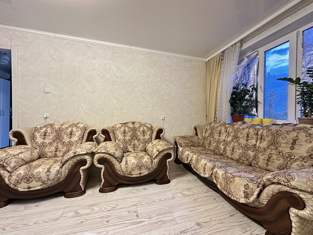 Продам Диван с двумя креслами