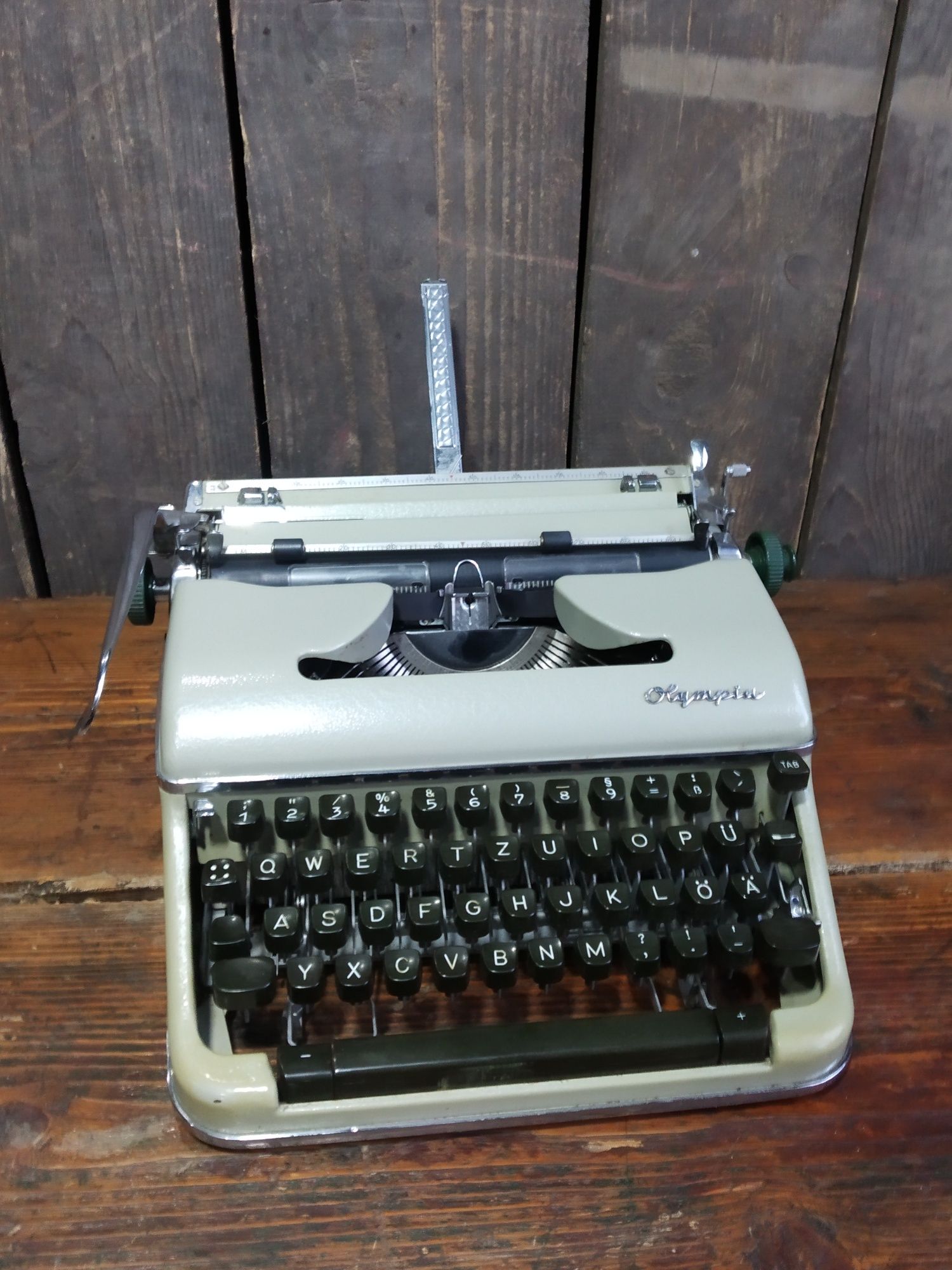 Антикварна пишеща машина  Olympia. Немска . За колекционери