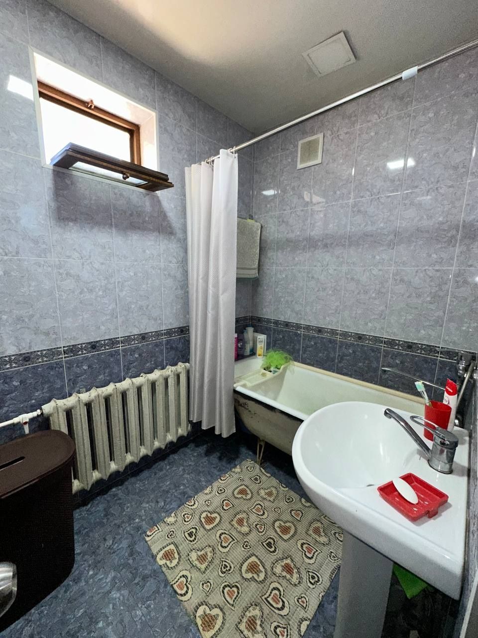 Продаётся трёхкомнатная на Ц 6. ( 77 серия)