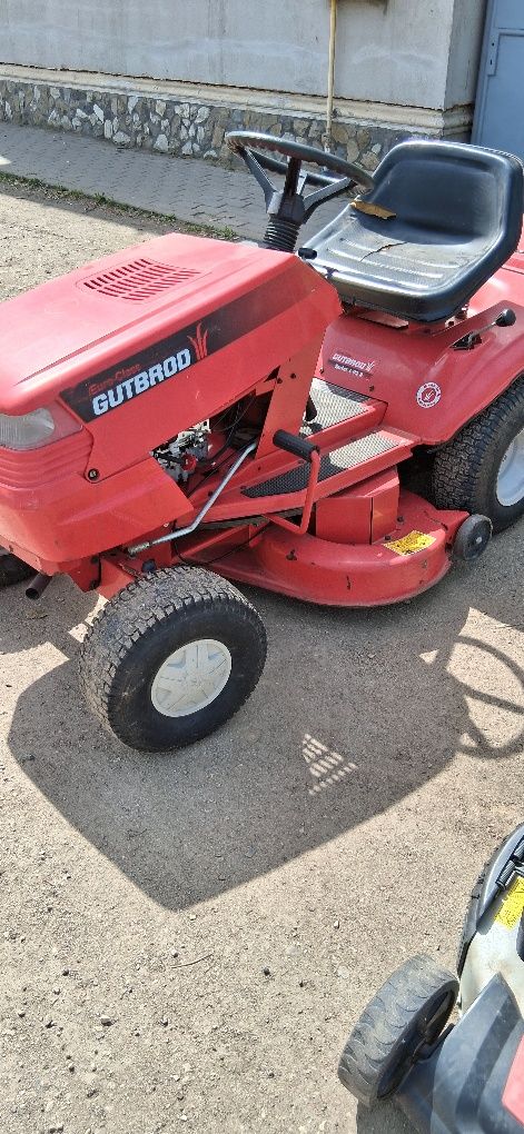 Tractor         tăiat    iarba