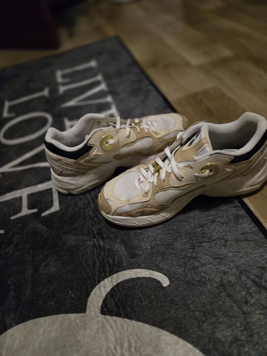 Маратонки Adidas в бяло и бежово, размер 40.