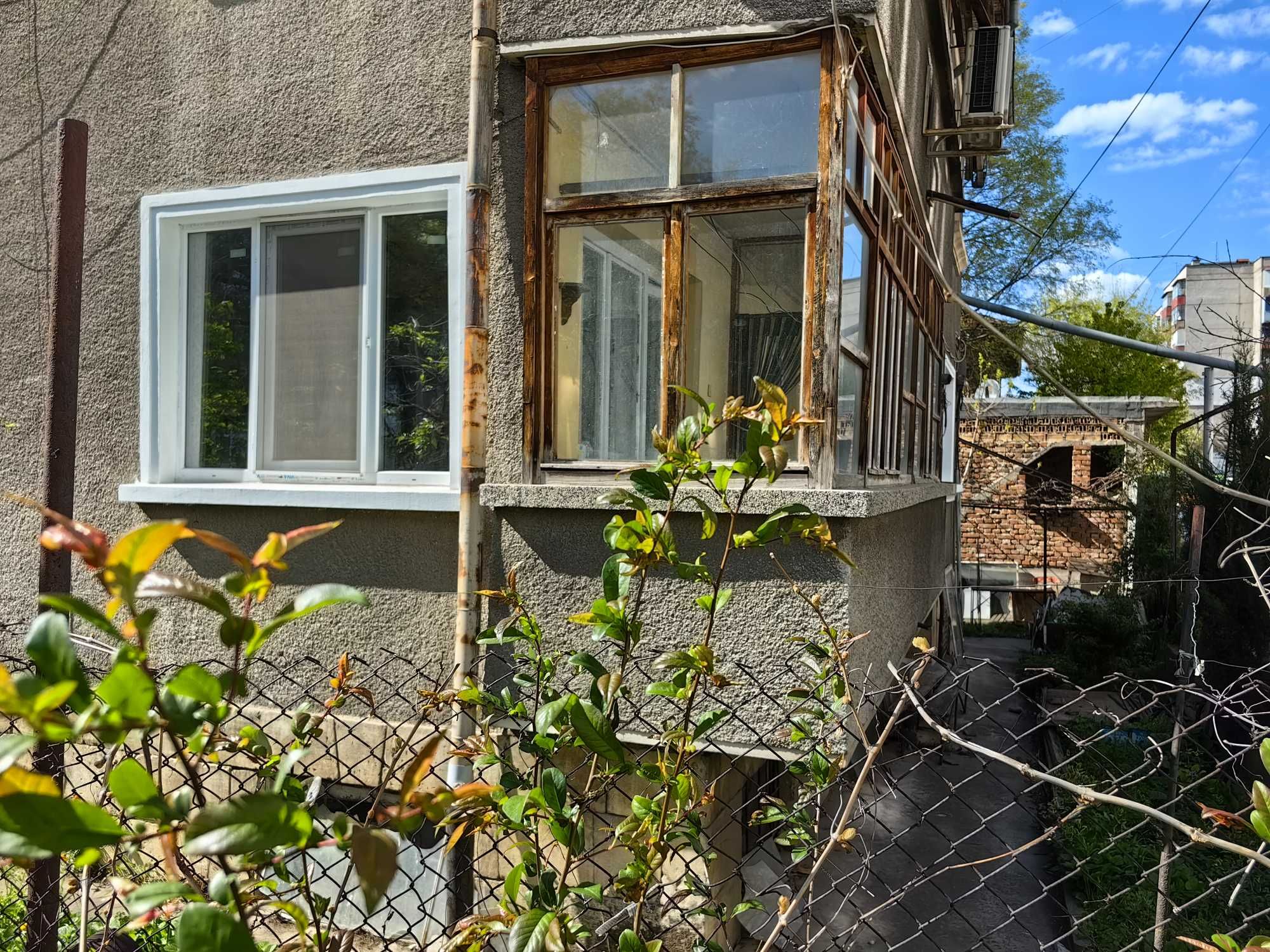 Собственик ОТДАВА НЕОБЗАВЕДЕН ЕТАЖ от КЪЩА 100кв + 250кв Двор доПАЦОНИ