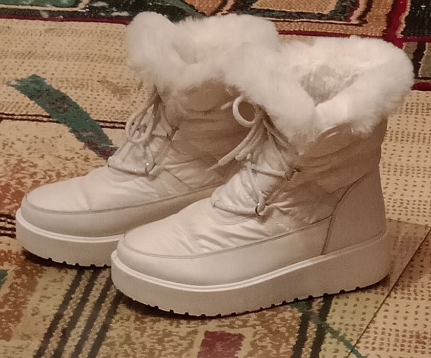 Продам полу сапожки зимние женские белые, размер 40, б/у в отличном со