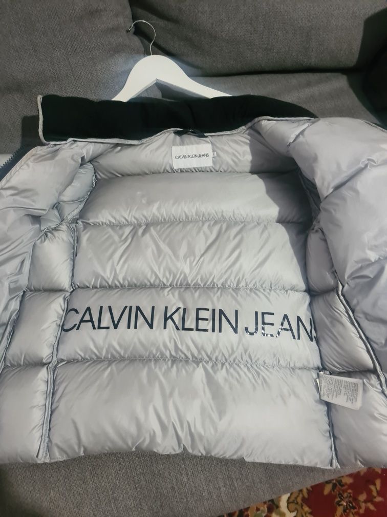 Vând geaca Calvin Klein