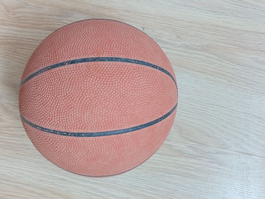 продам баскетбольный мяч за 2000