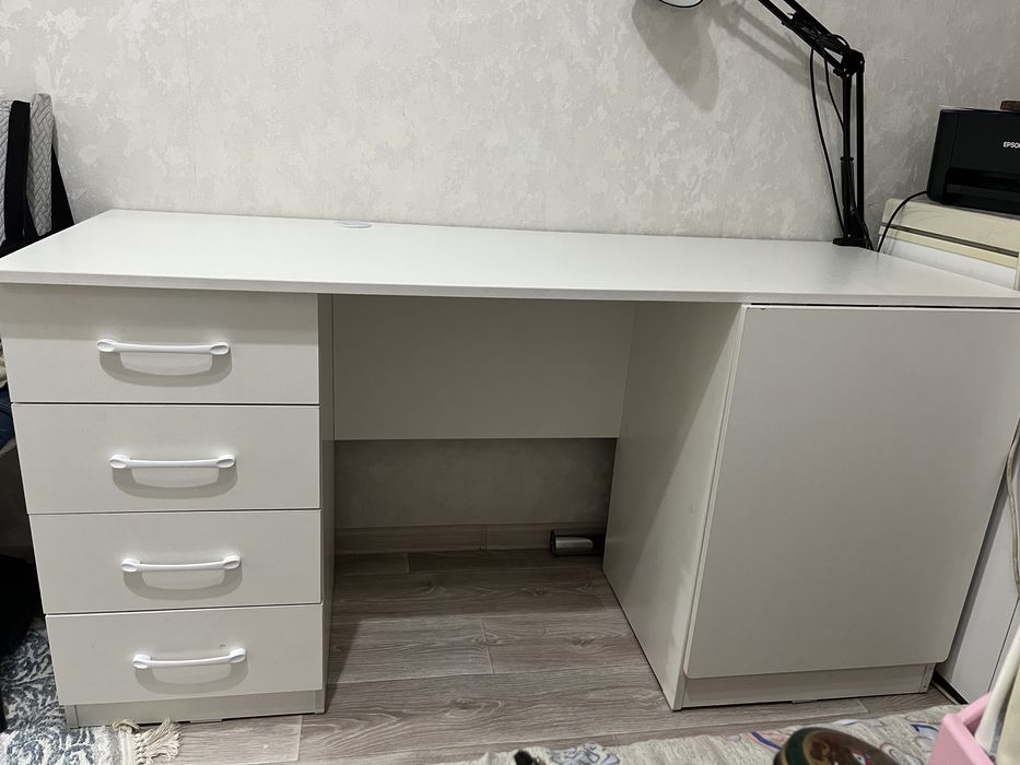 Стол в отличном состояний.