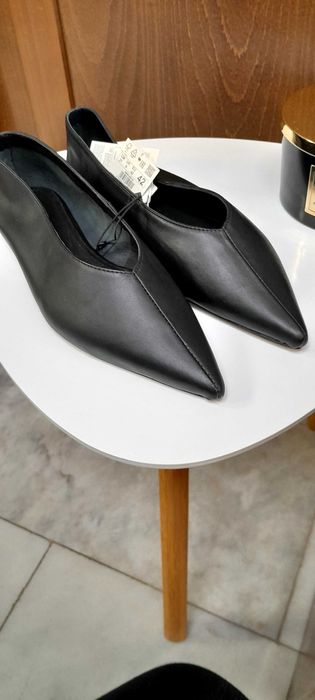 Продавам дамски остри обувки