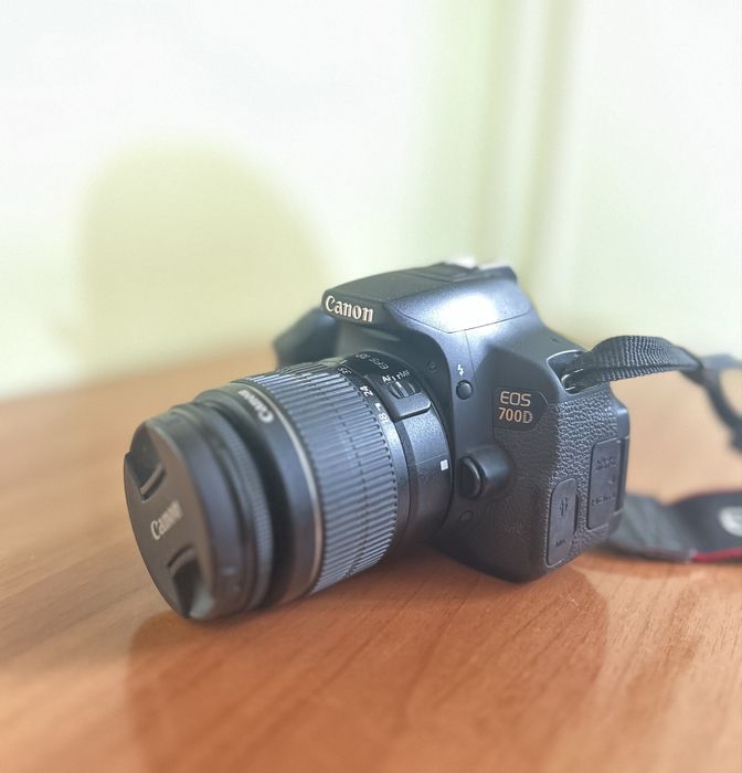 Vând Pachet complet DSLR Canon EOS 700D + 3 Obiective + Accesorii