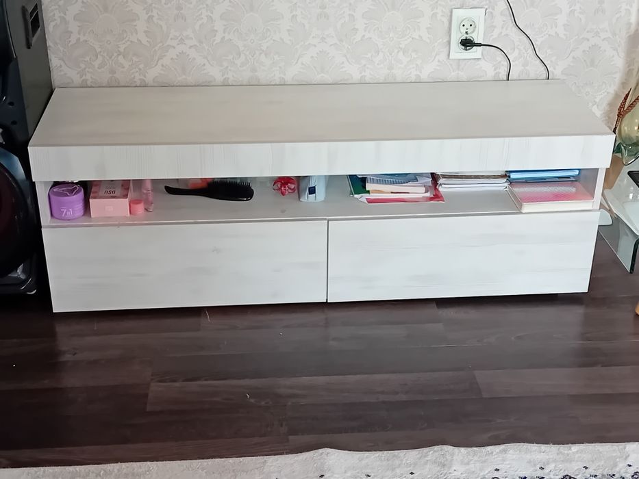 Продам тумбу под телевизор.
