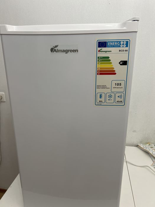 Не большой холодильник Almagreen.
