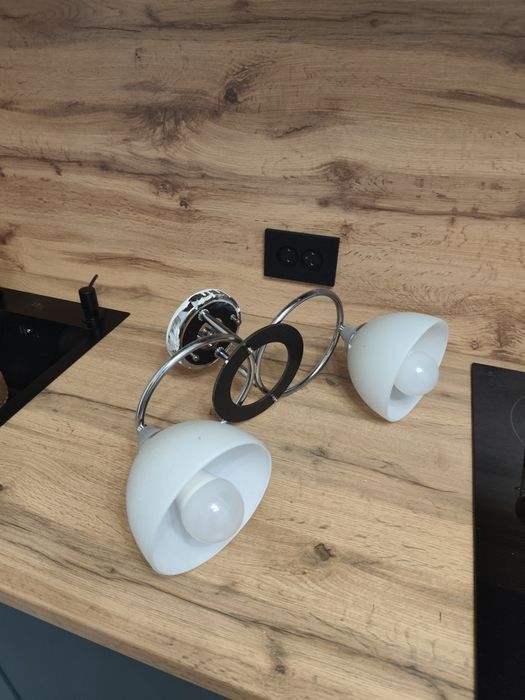 Люстра и 2 лампочки навигатор. Снял, заменил на ДР. Рабочая.