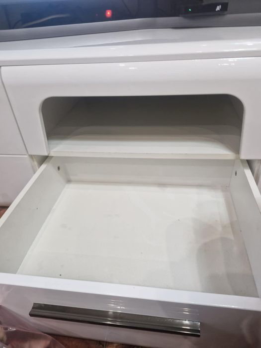 Продам чисто нова секция още има фолио от закупуването и.