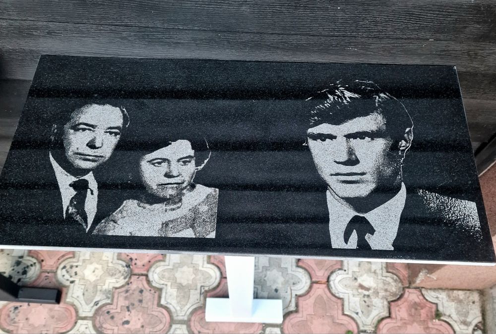 Grilaj , gard , cruce ,fotogravura,scris,masa,felinar mormant