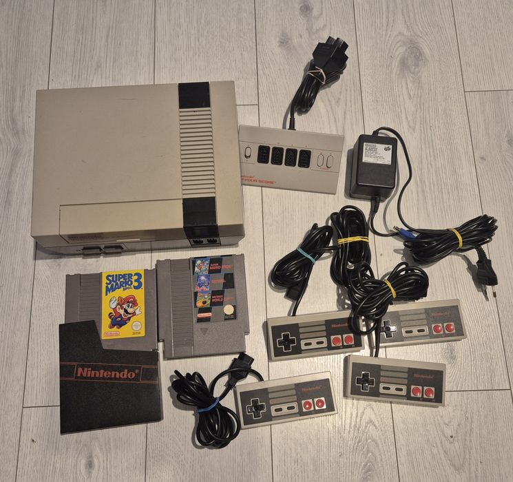 Nintendo NES plus 4 manete originale plus 2 jocuri
