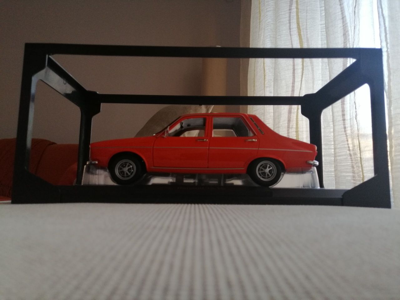 Vand macheta Renault 12 Ts (Dacia 1300) berlina noua portocalie 1/18