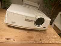 Продавам прожектор Mitsubishi XD600U (DLP, 720p, 4500 ANSI)