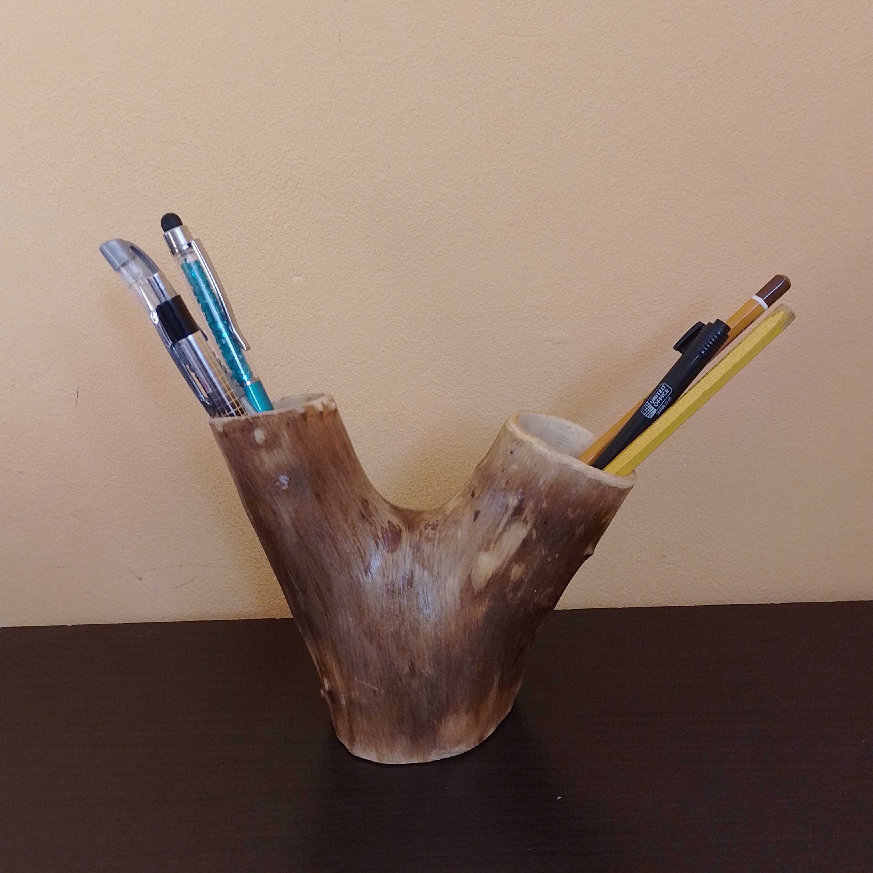 Ръчно изработен дървен моливник