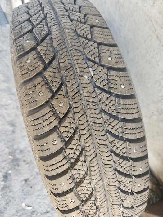 Продам шипованные шины на 13