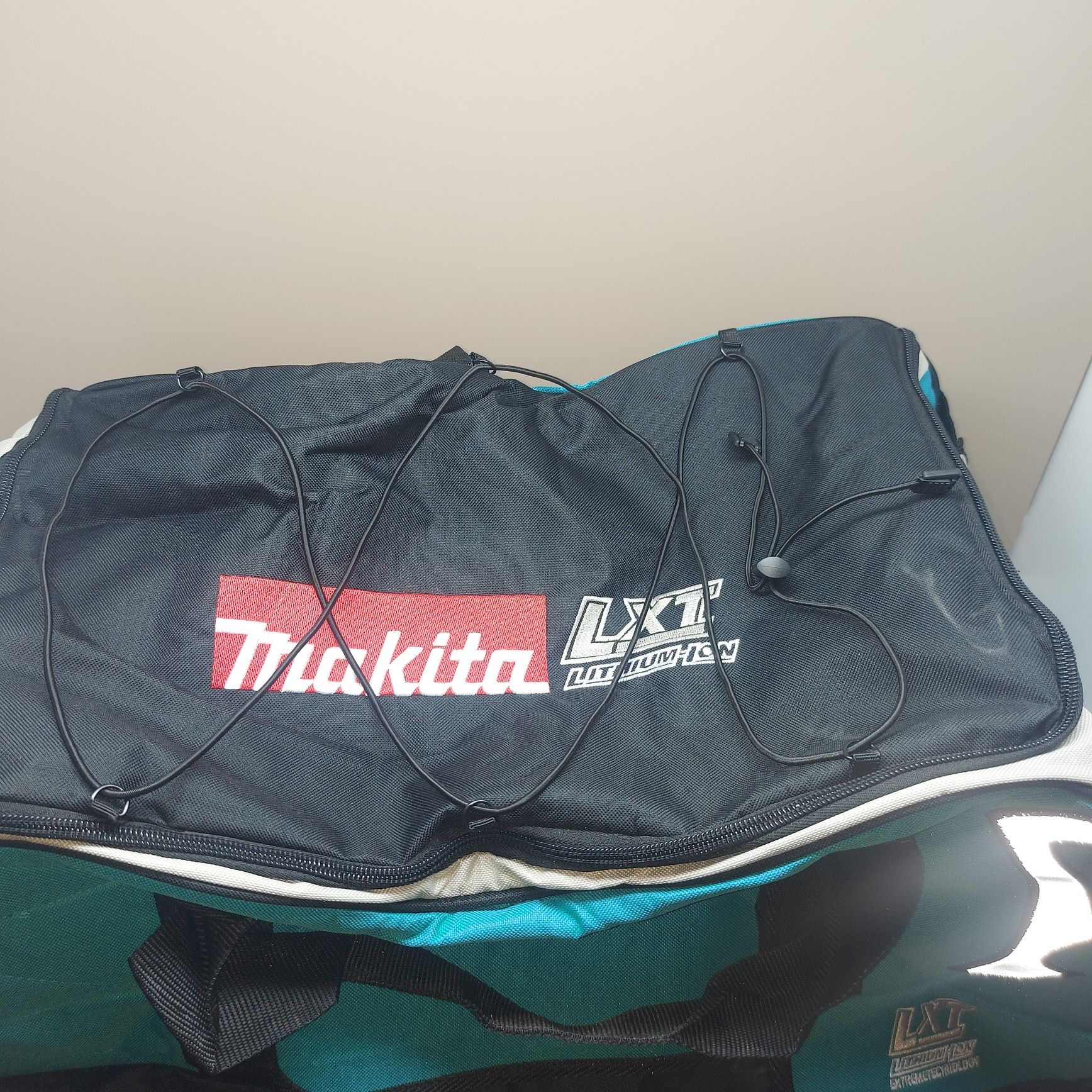 Голям и здрав сак на Makita LXT400