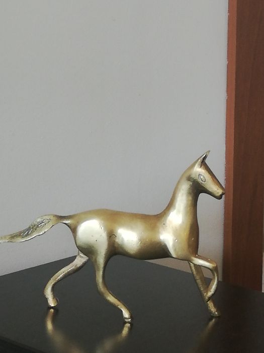 Много красива статуетка на кон. Месинг.
