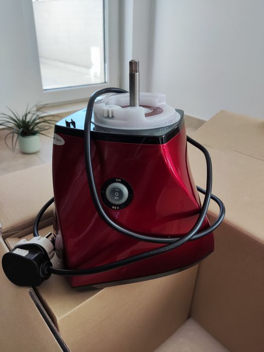 Бавно оборотна сокоизтисквачка и блендер за смути