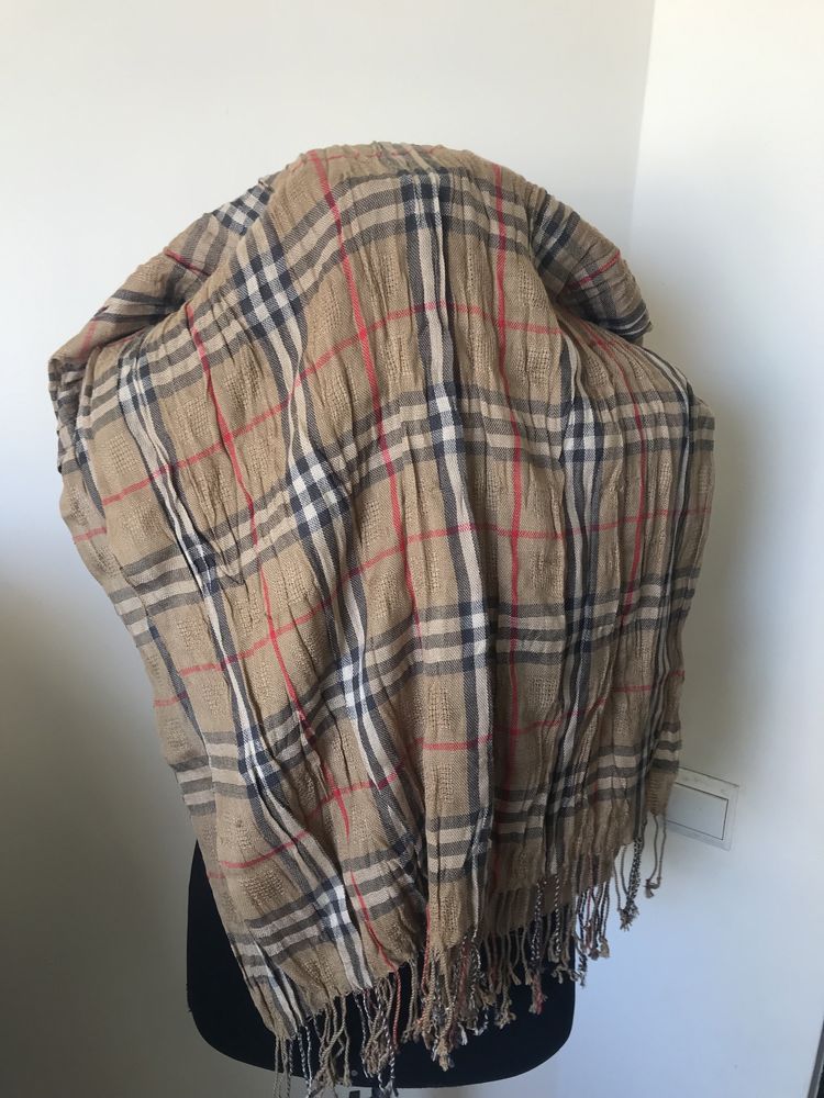 Esarfa Burberry print , impecabila