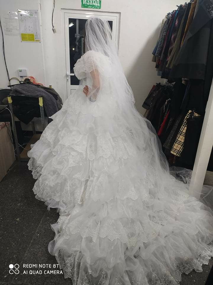 Сватбена рокля бяла с обръч