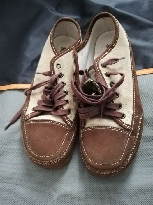 Tenesi aproape noi marimea 38