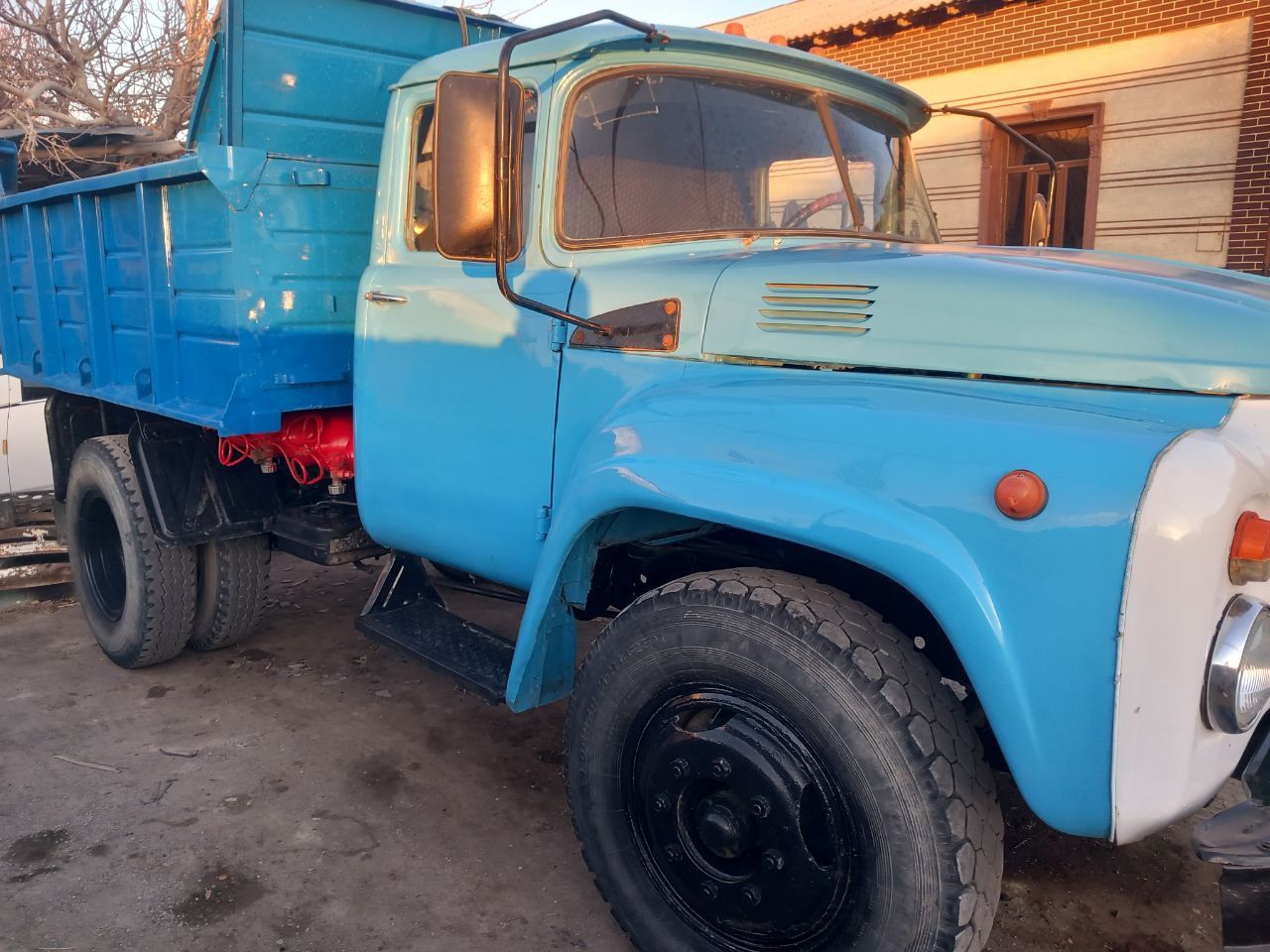 Zil samasval sotiladi. Ural