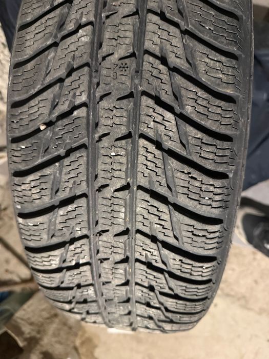 Гуми зимни 215/60/17
