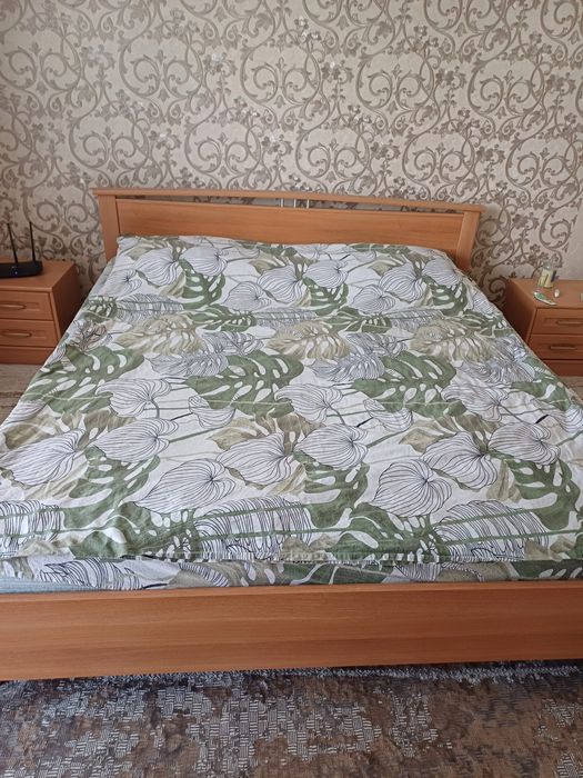 Продам кровать 2 тумбы и комод