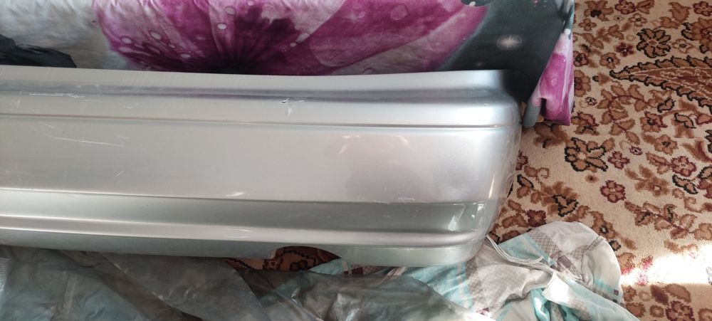 Продам задний бампер оригинальный  на Тайота  Виста.  Цена договорная