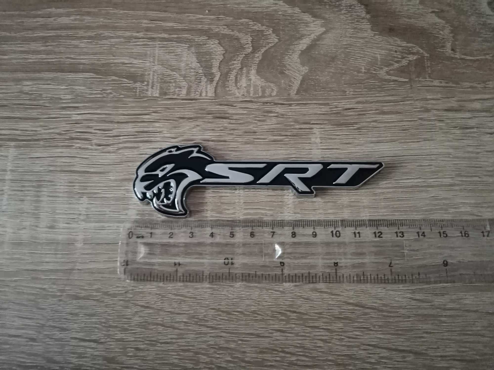 SRT Hellcat сребристо с черно емблема лява
