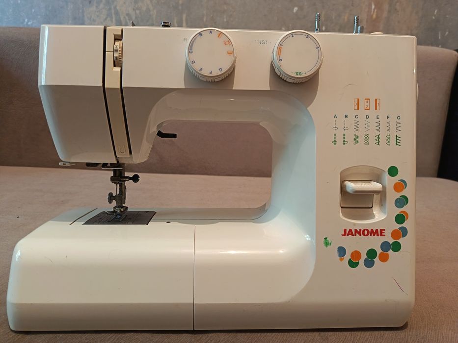 Продам швейную машинку JANOME