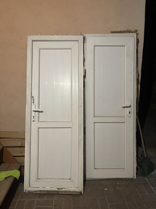 Продам 2 двери пластиковые