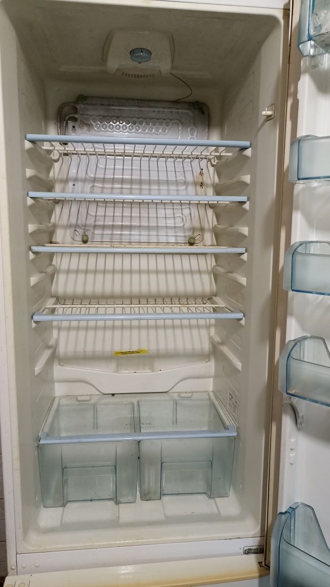 Frigider cu congelator Arctic